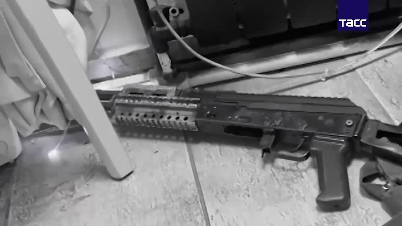 В Мариуполе мужчина в городском кафе «Зов» открыл стрельбу из автомата и бросил гранату в силовиков, которые пытались его задержать