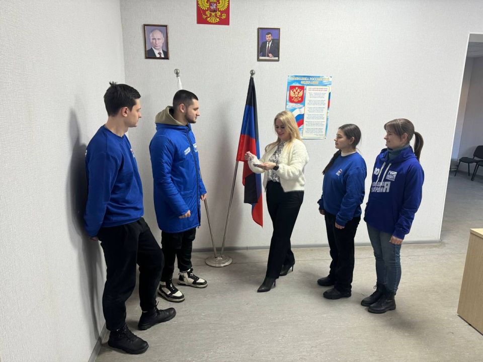 Сотрудники исполнительного комитета Санкт-Петербургского отделения Единой России и молодогвардейцы в ходе командировки в Донецкую Народную Республику встретились с однопартийцами, провели беседу с исполнительным секретарём... Сотрудники исполнительного комитета Санкт-Петербургского отделения Единой России и молодогвардейцы в ходе командировки в Донецкую Народную Республику встретились с однопартийцами, провели беседу с исполнительным секретарём...