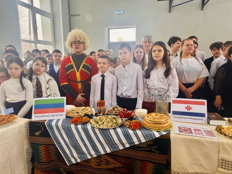 Мариупольским школьникам рассказывают о важности единства всех народов России Мариупольским школьникам рассказывают о важности единства всех народов России