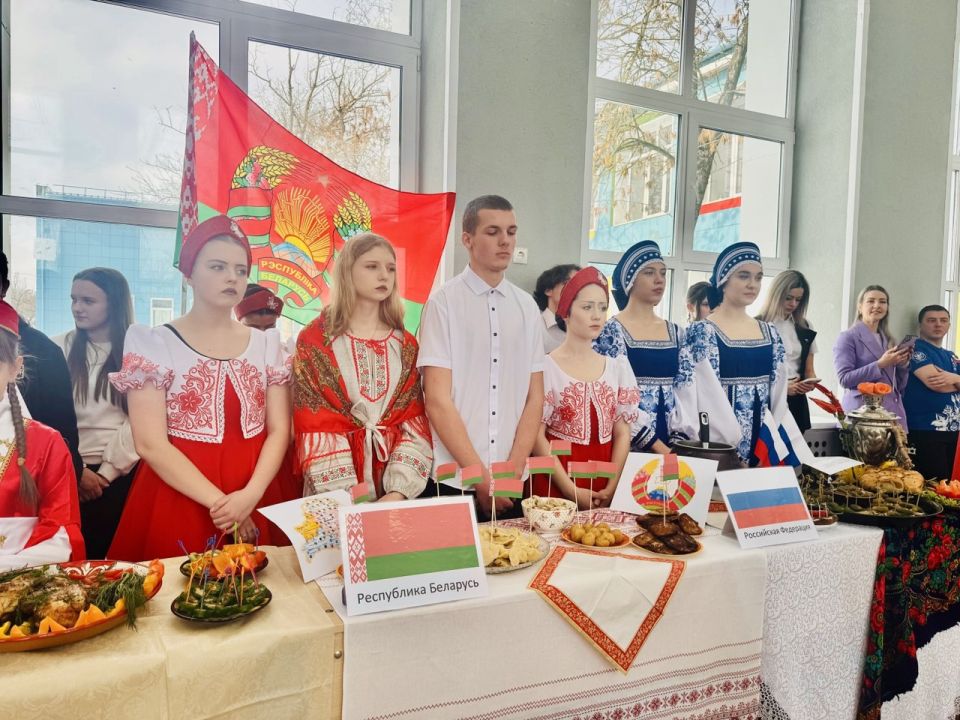 Мариупольским школьникам рассказывают о важности единства всех народов России Мариупольским школьникам рассказывают о важности единства всех народов России