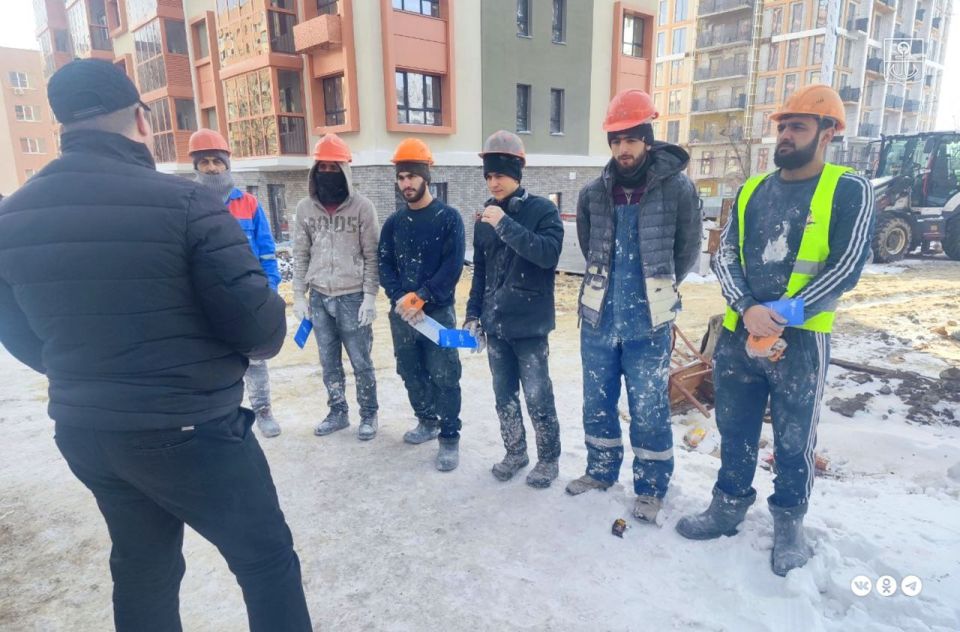 В Мариуполе трудовым мигрантам разъясняют их права и обязанности