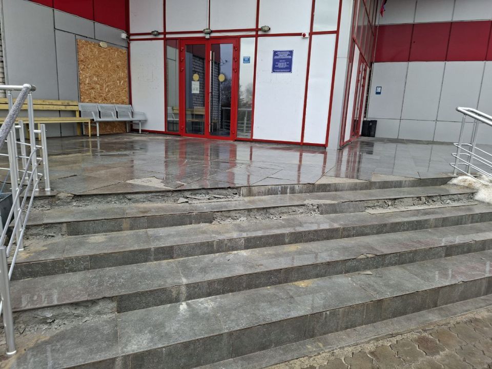 На территории Ильичевского района проводятся мероприятия по посыпке и очистке от наледи общественных территорий На территории Ильичевского района проводятся мероприятия по посыпке и очистке от наледи общественных территорий