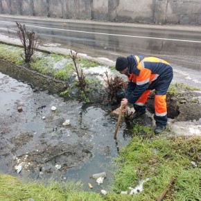 В Приморском районе ведутся работы по очистке ливневых колодцев