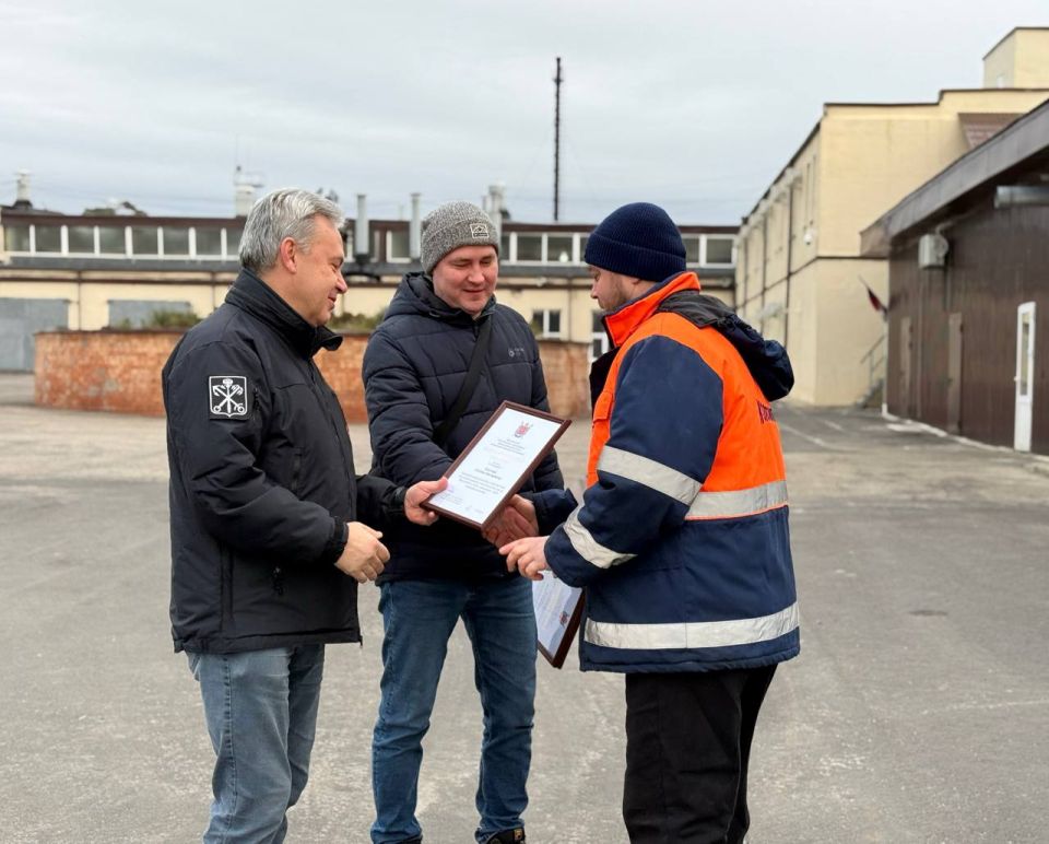 Специалистов из Санкт-Петербурга отметили благодарностями в Мариуполе Специалистов из Санкт-Петербурга отметили благодарностями в Мариуполе