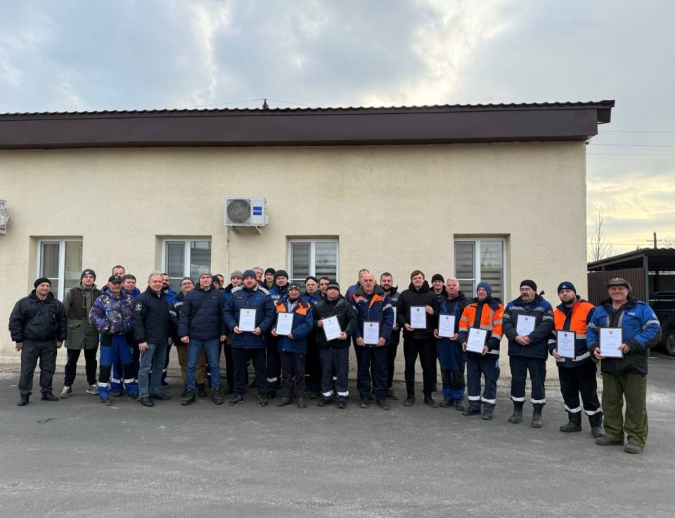 Специалистов из Санкт-Петербурга отметили благодарностями в Мариуполе Специалистов из Санкт-Петербурга отметили благодарностями в Мариуполе