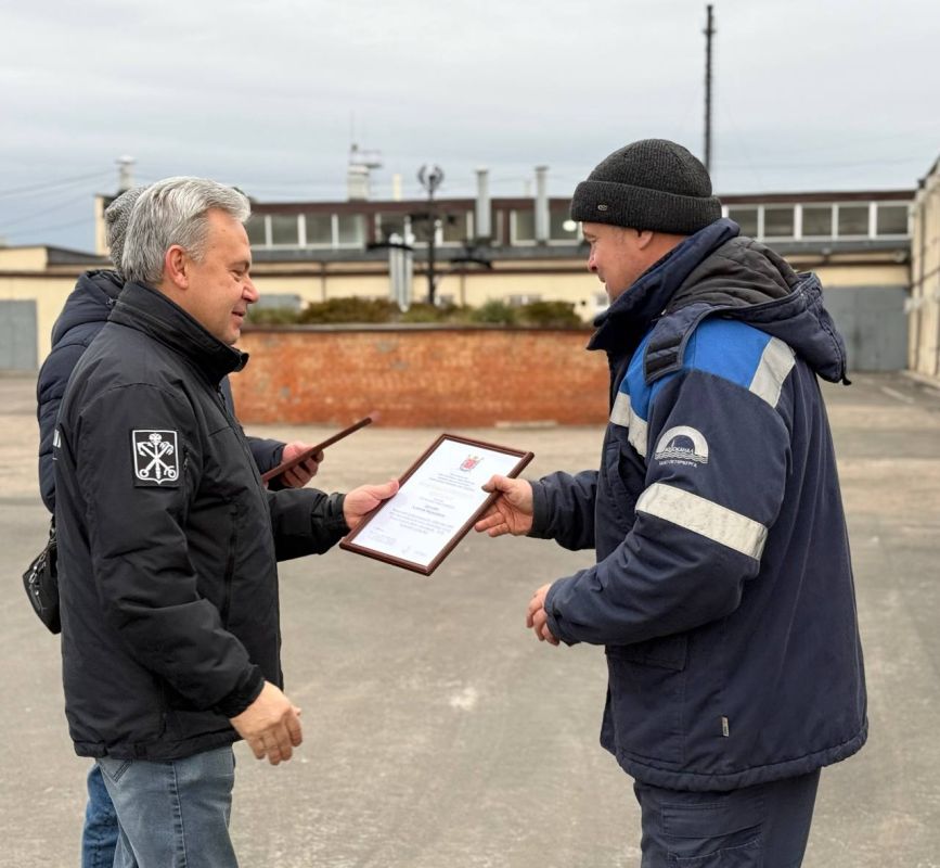 Специалистов из Санкт-Петербурга отметили благодарностями в Мариуполе Специалистов из Санкт-Петербурга отметили благодарностями в Мариуполе