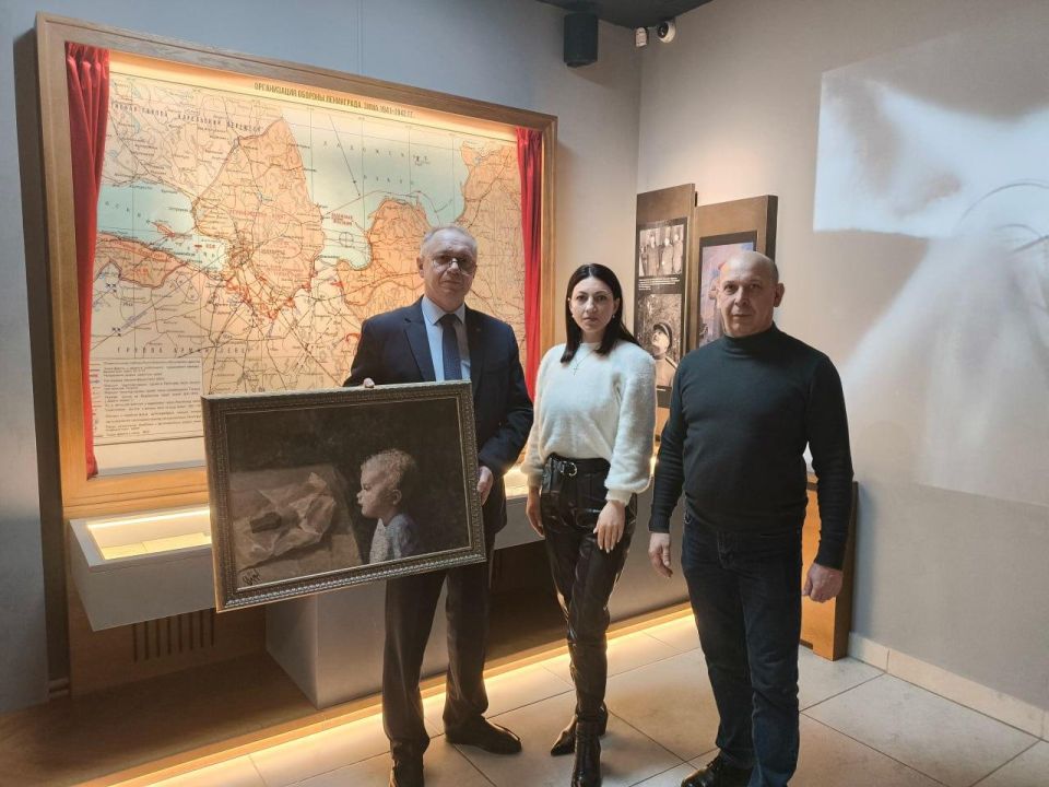 Петербургский депутат передал картину в музей Жданова