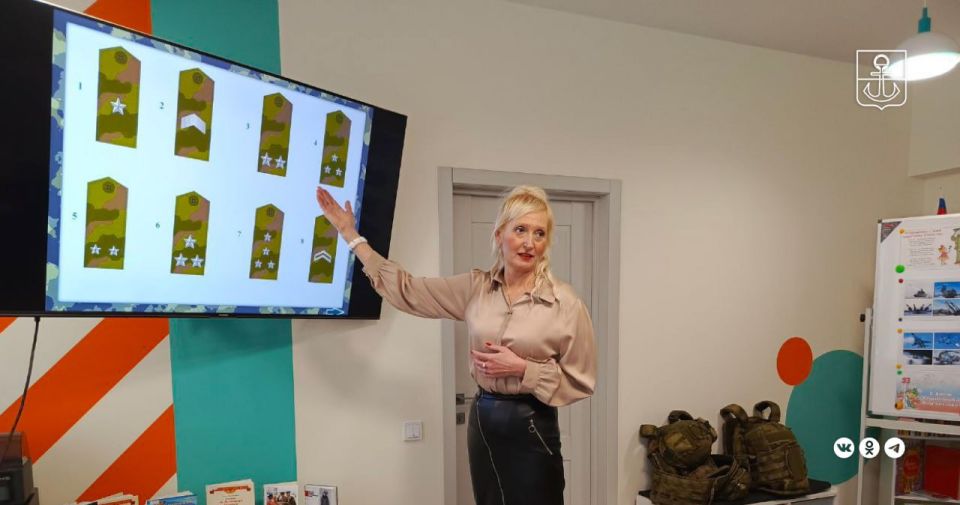 В библиотеке имени Андерсена прошло мероприятие ко Дню защитника Отечества В библиотеке имени Андерсена прошло мероприятие ко Дню защитника Отечества