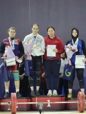 В Екатеринбурге на первенстве России по тяжёлой атлетике среди юниоров и юниорок спортсменка из Мариуполя Милана Токовая завоевала серебро в весовой категории до 76 кг!