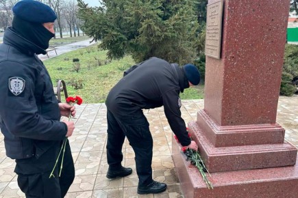 В Мариуполе росгвардейцы почтили память Героя России Эдуарда Дьяконова