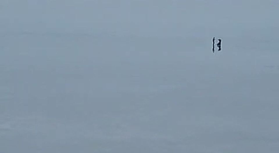 Экстремальные прогулки подростков по замёрзшему морю в Мариуполе