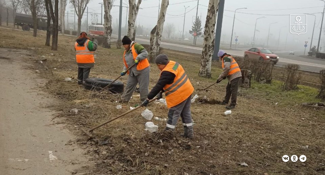 Коммунальщики благоустроили зеленую зону на проспекте Карпова