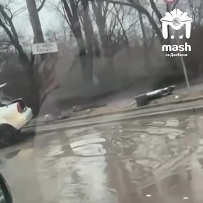 Автомобиль превратился в груду металла после аварии на Мариупольской развилке в Донецке — водитель погиб