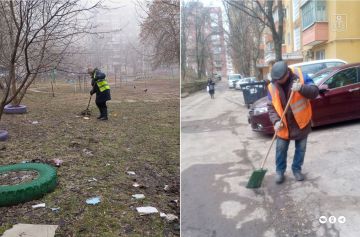 В трех районах Мариуполя коммунальщики провели уборку дворов многоэтажек