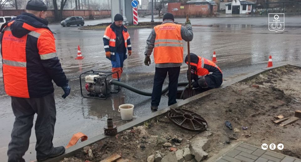 Мариупольские дорожники ведут очистку ливневой канализации