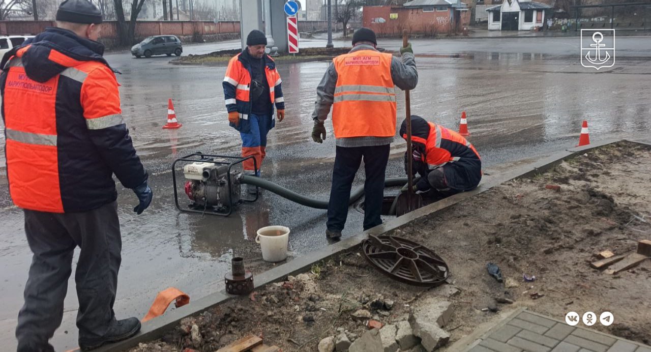 Мариупольские дорожники ведут очистку ливневой канализации
