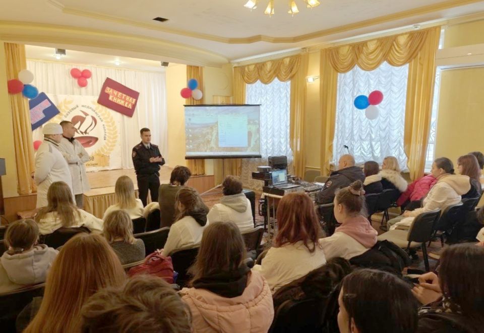 Полицейские ведут работу со школьниками