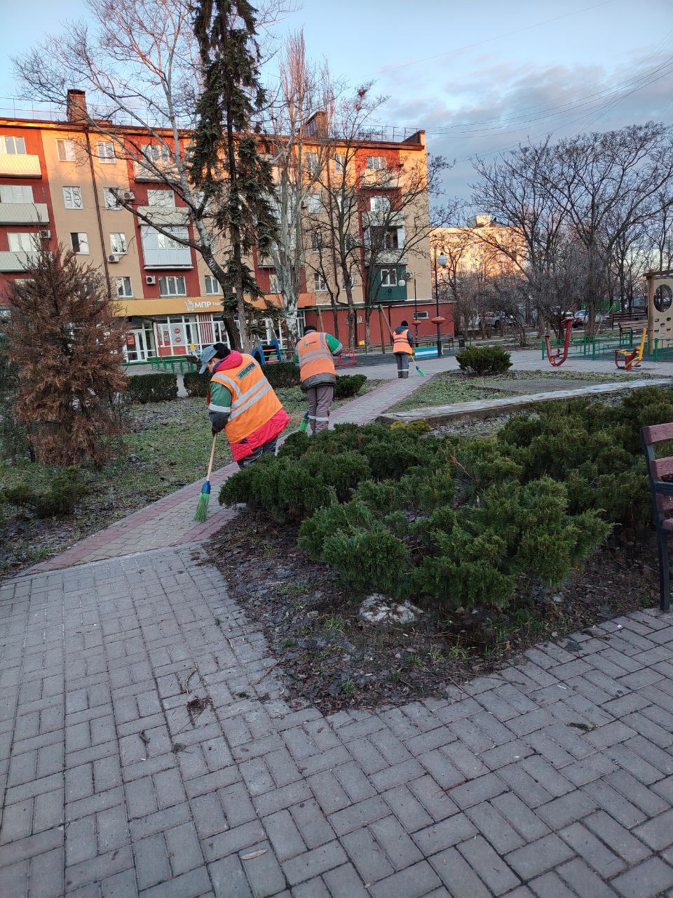 Сотрудники МБУ "Зеленстрой" провели субботник в сквере "Прогресс" Сотрудники МБУ "Зеленстрой" провели субботник в сквере "Прогресс"