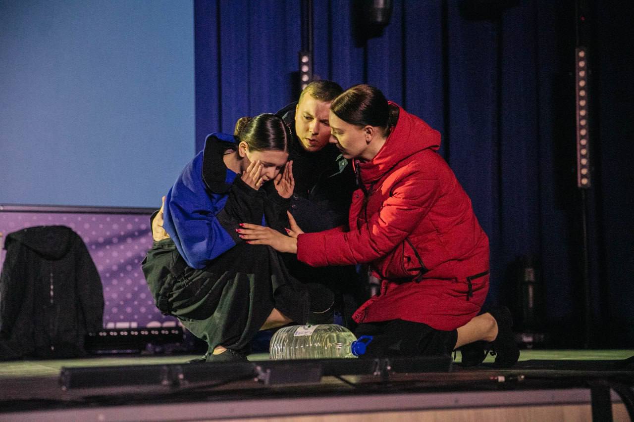 Актеры-студенты из Мариуполя представили спектакль «Живые свидетели» Актеры-студенты из Мариуполя представили спектакль «Живые свидетели»