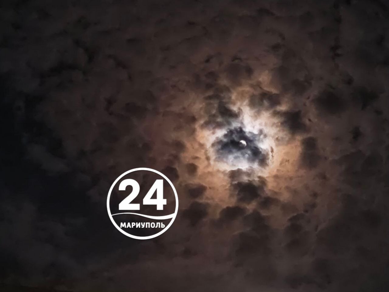 Необыкновенная красота. Ночное небо полно тайн и очарования, и особенно прекрасна луна, когда она прячется за полупрозрачной вуалью облаков