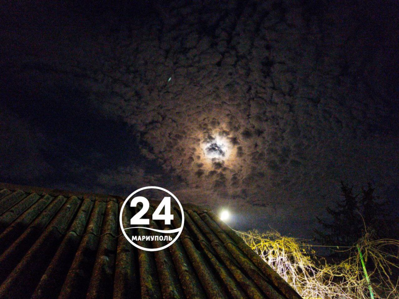 Необыкновенная красота. Ночное небо полно тайн и очарования, и особенно прекрасна луна, когда она прячется за полупрозрачной вуалью облаков Необыкновенная красота. Ночное небо полно тайн и очарования, и особенно прекрасна луна, когда она прячется за полупрозрачной вуалью облаков