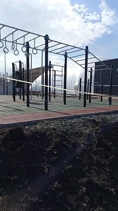 На пр. Победы, возле ледового комплекса оборудовали спортивную площадку