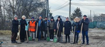 Чистота родного города начинается с каждого двора: в Мариуполе прошел субботник по адресу : Квартал Азовье, 4