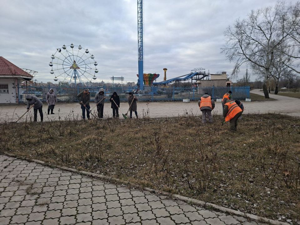 В рамках проекта "Донбасс - наш дом" партии "Единая Россия" на территории Ильичевского района состоялся очередной субботник