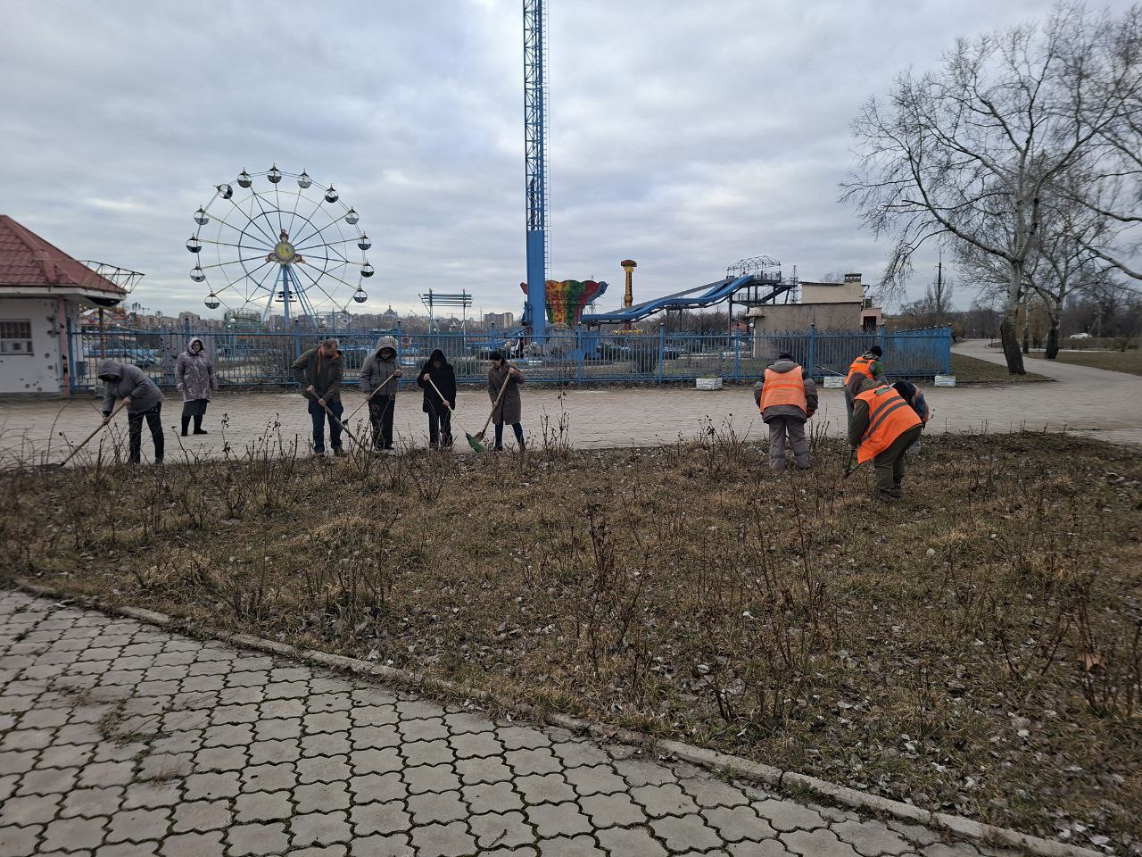 В рамках проекта "Донбасс - наш дом" партии "Единая Россия" на территории Ильичевского района состоялся очередной субботник