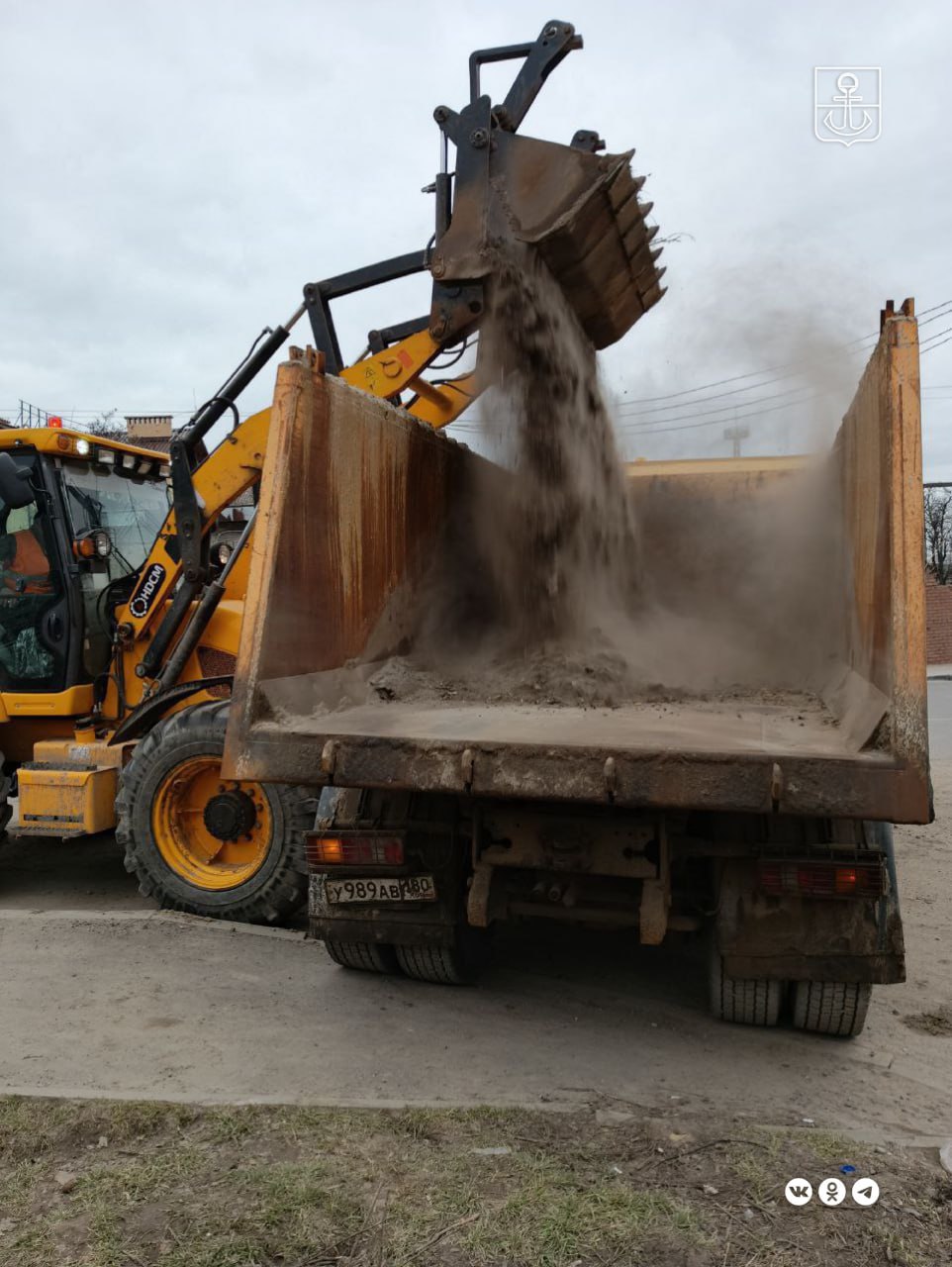 «Мариупольавтодор» продолжает уборку бордюрной части дорог «Мариупольавтодор» продолжает уборку бордюрной части дорог