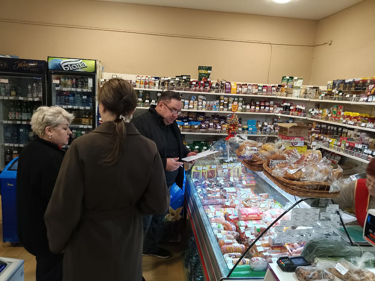 В рамках проекта "Предпринимательство" партии "Единая Россия" представители Управы Ильичевского внутригородского района совместно с председателем "Народного контроля" Евгением Левашевым осуществили проверку магазинов по... В рамках проекта "Предпринимательство" партии "Единая Россия" представители Управы Ильичевского внутригородского района совместно с председателем "Народного контроля" Евгением Левашевым осуществили проверку магазинов по...