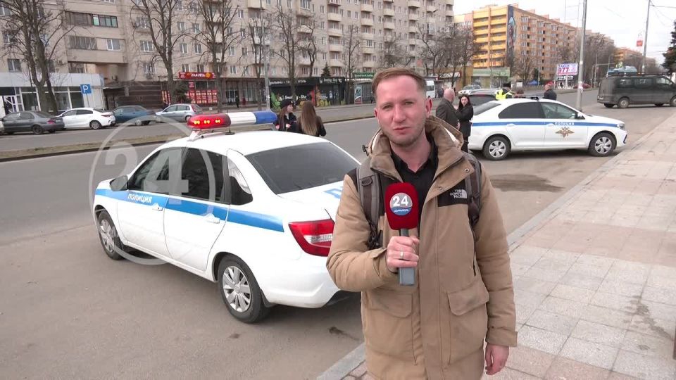 Вот уже традиционную акцию «Автоледи» провели сотрудники Госавтоинспекции в канун Международного женского дня в Мариуполе совместно с сотрудниками ФССП и депутатами