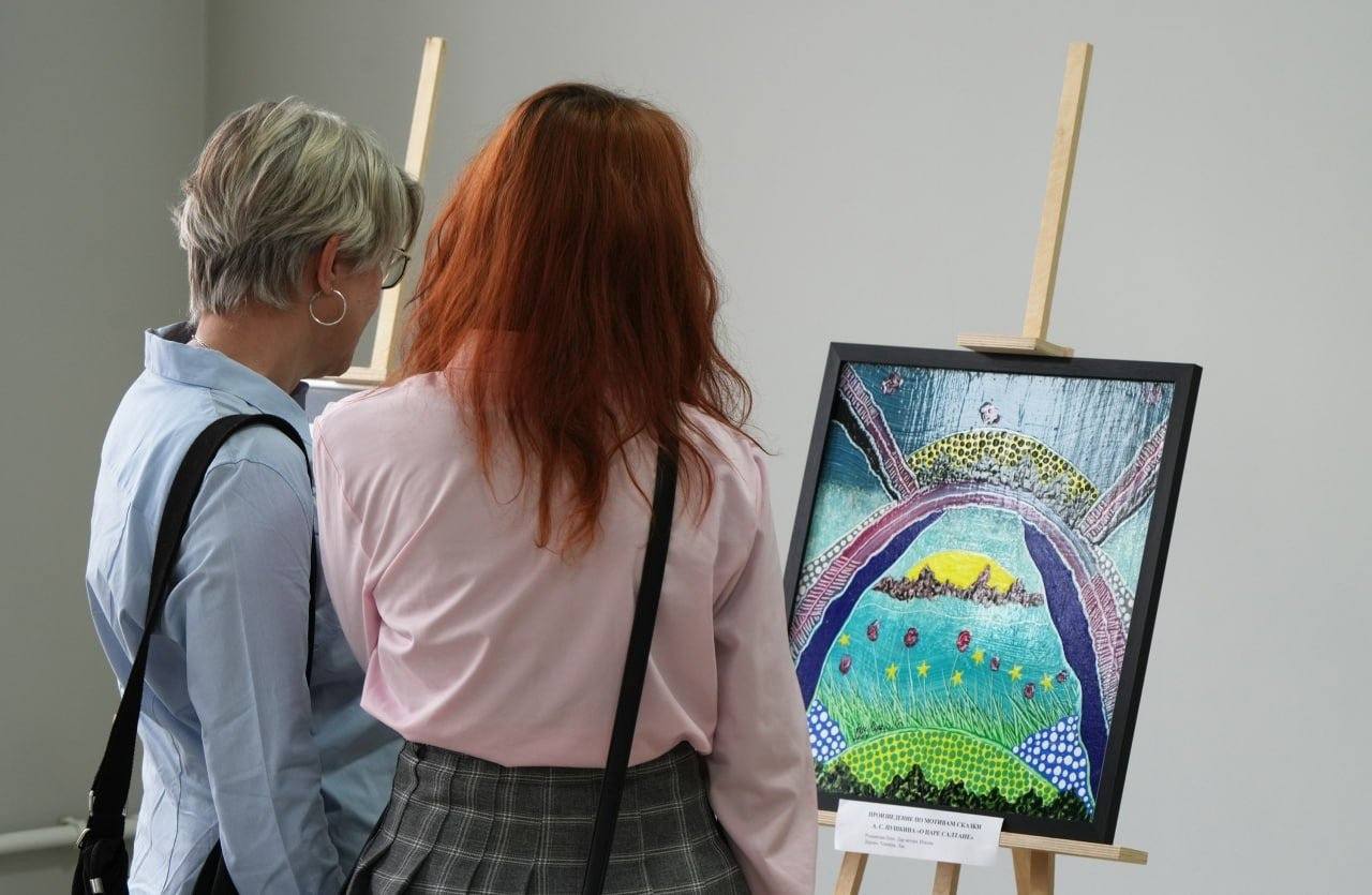 «Международный дар музею»: 42 произведения искусства из разных стран мира показали в Мариуполе