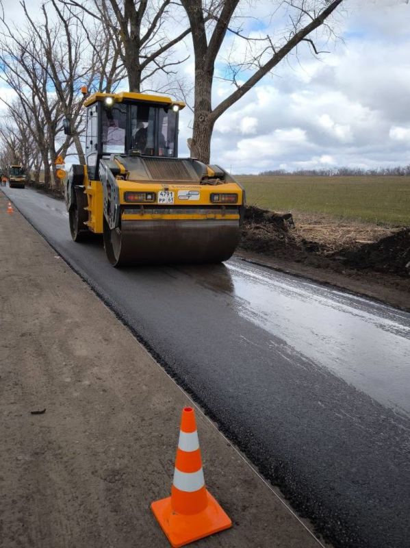 Александр Бондаренко: По ряду участков межмуниципальных дорог началась первая в этом году укладка асфальтобетона
