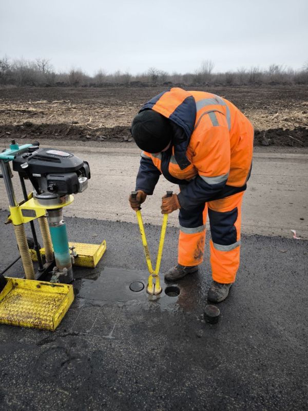 Специалисты Дорожной лаборатории подтвердили соответствие требованиям ГОСТа отобранных вырубок в ходе пробной укладки на участке автомобильной дороги /Белгород - Старобельск - Луганск - Донецк -Мариуполь/-Бугас–Николаевка