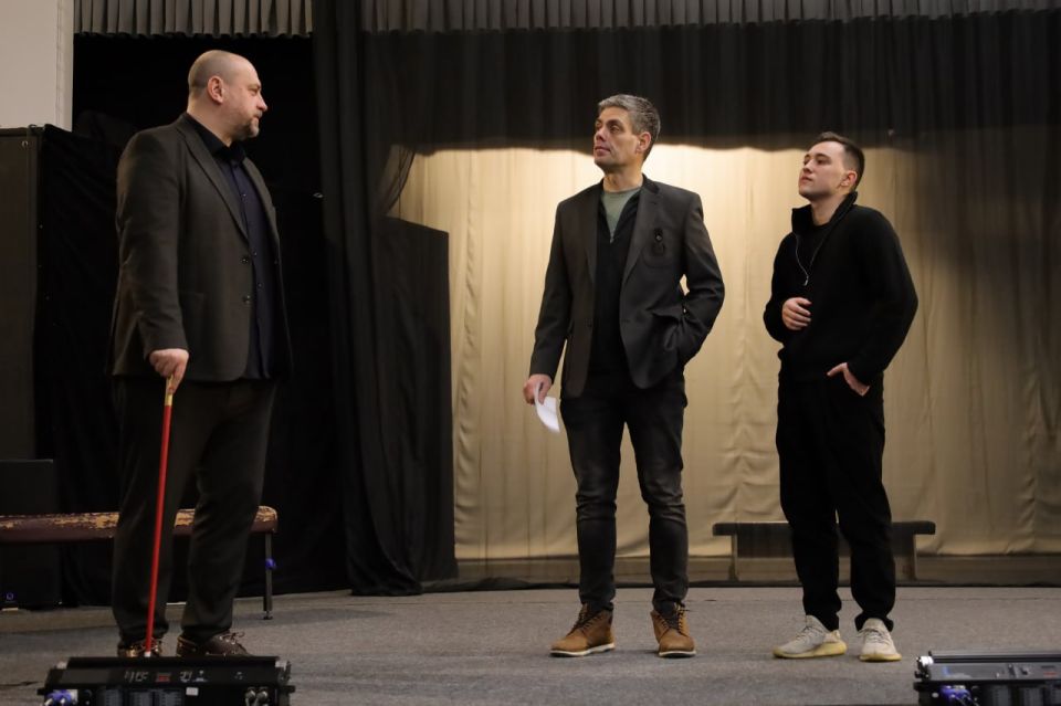 Меньше трех недель до премьеры: в мариупольском драмтеатре репетируют «Мастера и Маргариту»