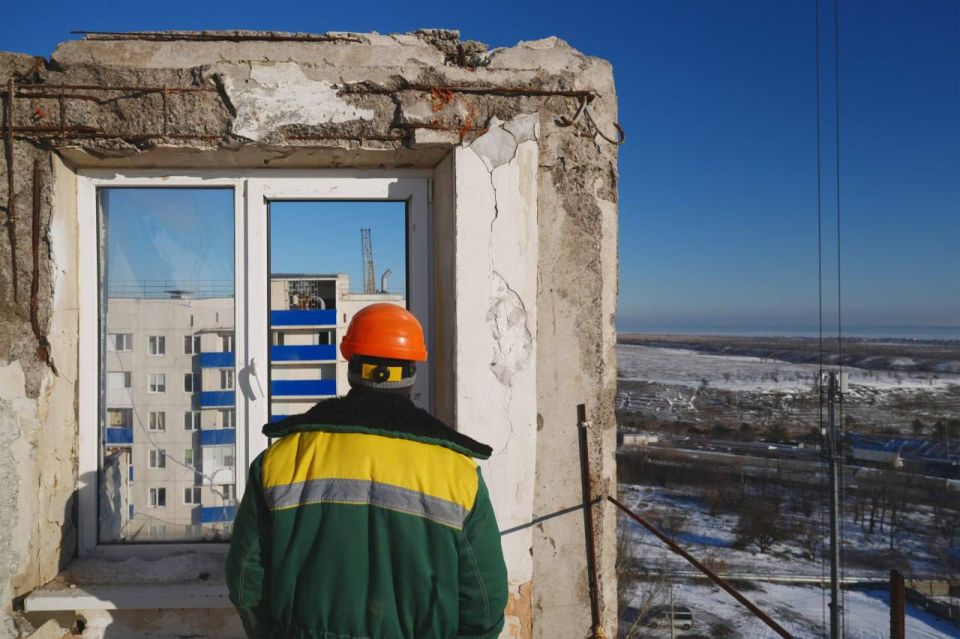 Вместо обгоревших остовов - современные дома: вторую жизнь получили многоэтажки на проспекте Победы в Мариуполе