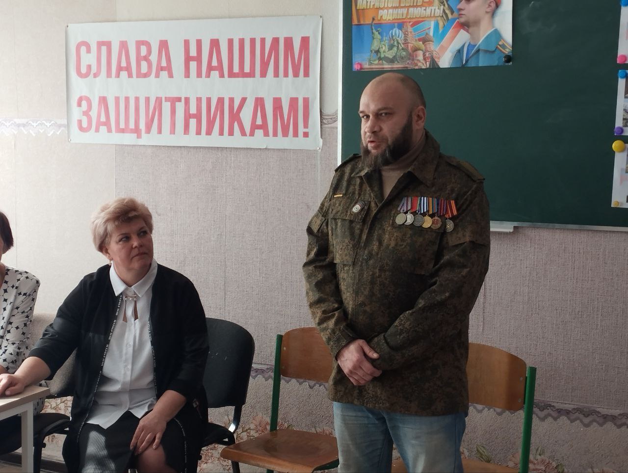 Ветеран-защитник Отечества провел урок мужества для студентов Донецка Ветеран-защитник Отечества провел урок мужества для студентов Донецка