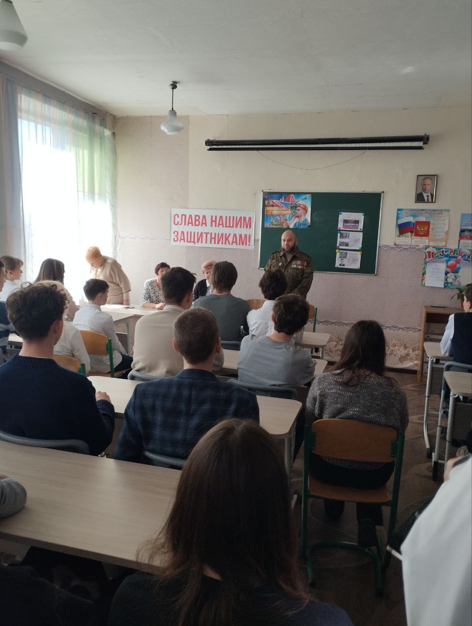 Ветеран-защитник Отечества провел урок мужества для студентов Донецка Ветеран-защитник Отечества провел урок мужества для студентов Донецка