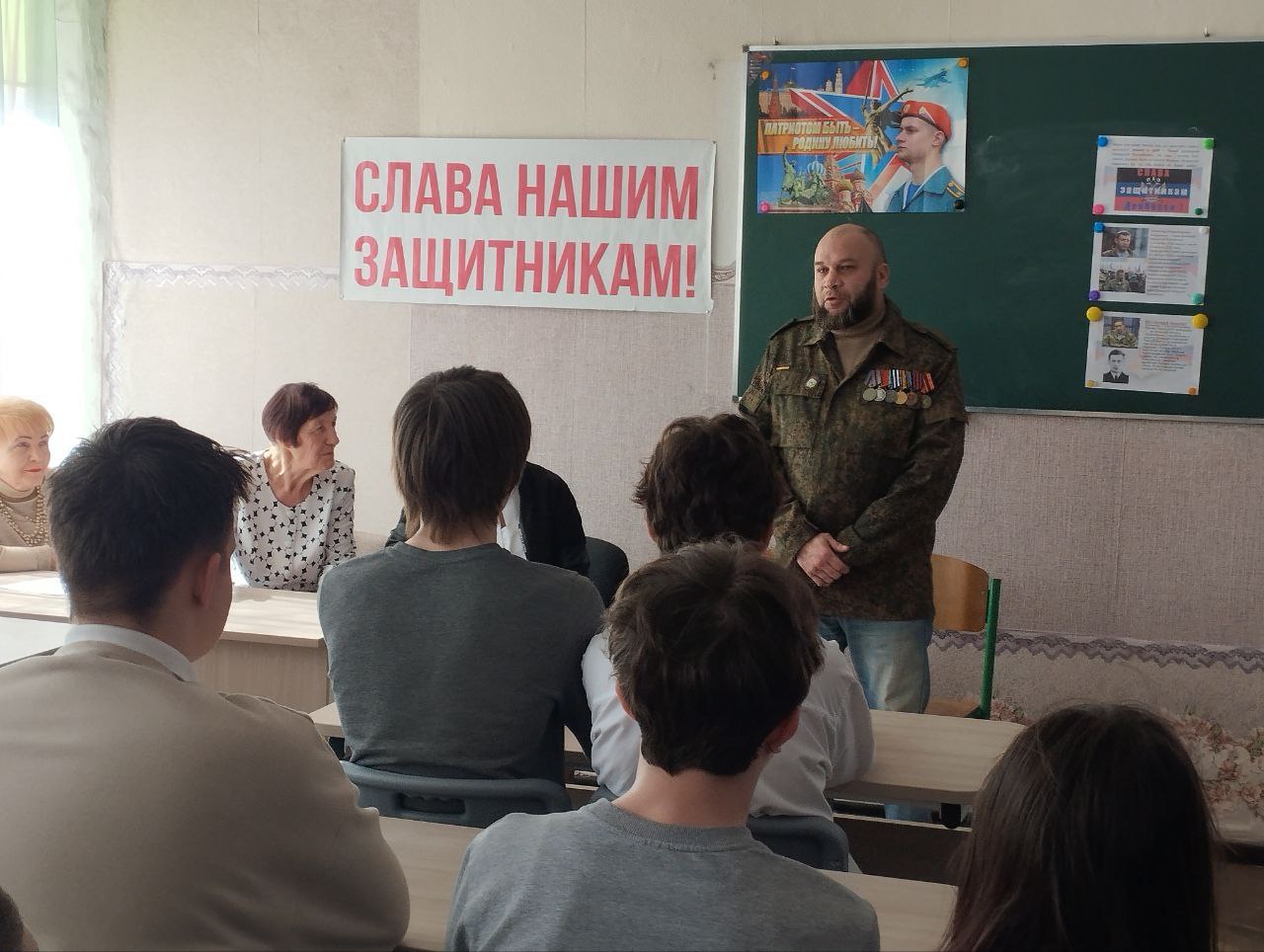 Ветеран-защитник Отечества провел урок мужества для студентов Донецка Ветеран-защитник Отечества провел урок мужества для студентов Донецка