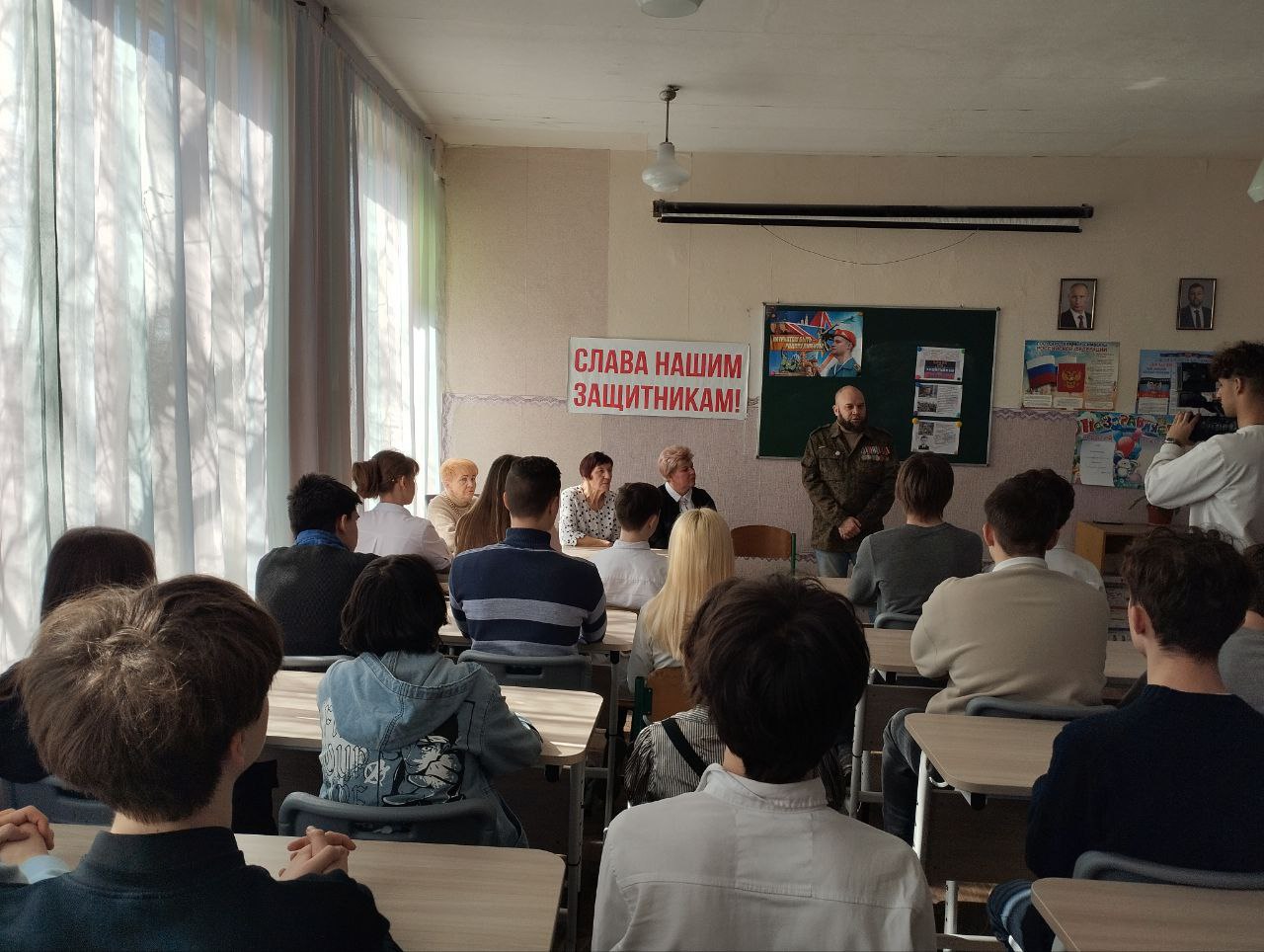 Ветеран-защитник Отечества провел урок мужества для студентов Донецка Ветеран-защитник Отечества провел урок мужества для студентов Донецка