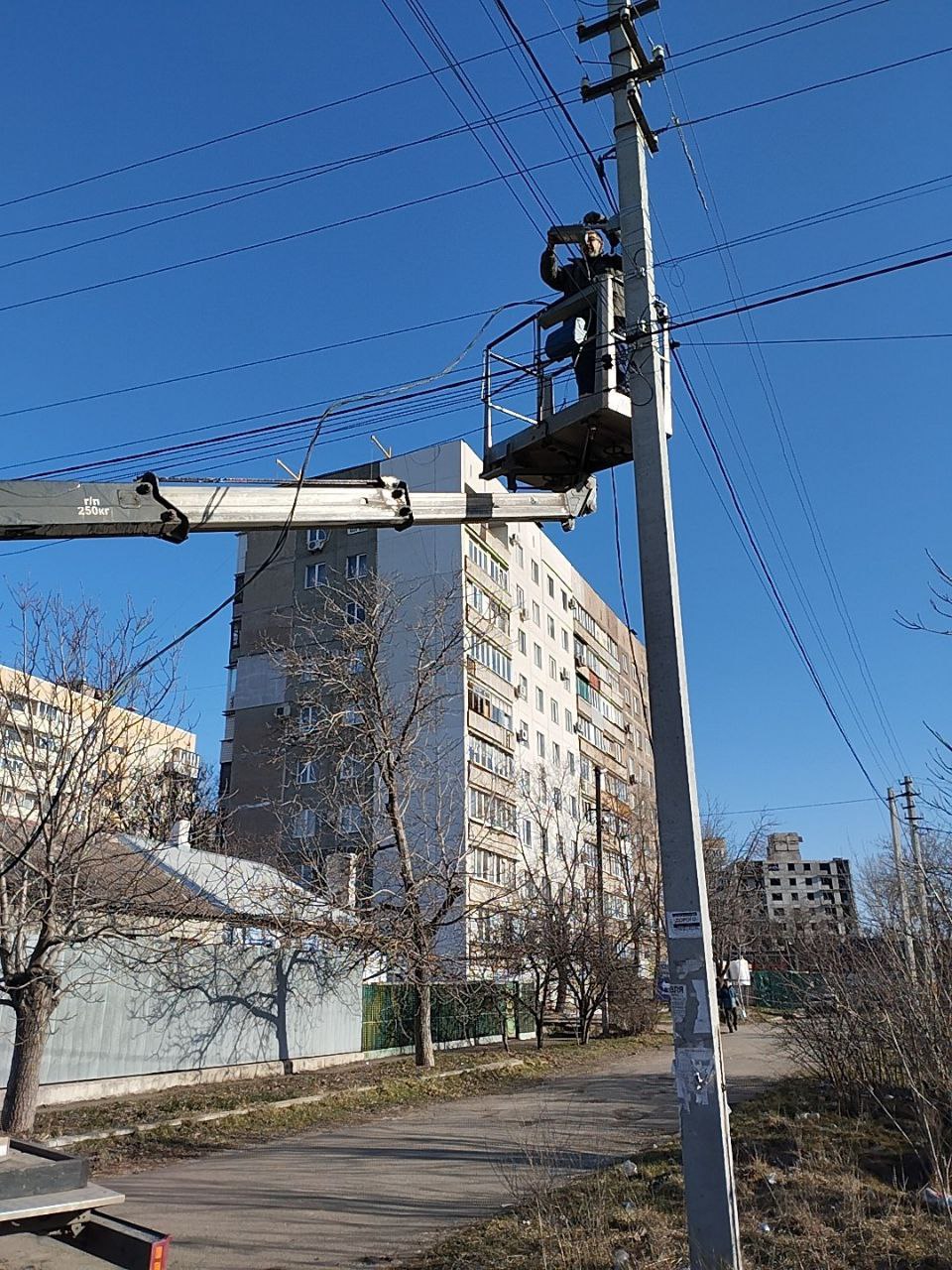 В Жовтневом районе Мариуполя энергетики провели осмотр оборудования В Жовтневом районе Мариуполя энергетики провели осмотр оборудования