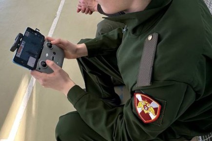 Росгвардейцы провели для мариупольских школьников мастер-класс по пилотированию БПЛА