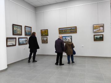 Сегодня состоялось открытие выставочного зала имени А.И. Куинджи - начала работать выставка живописи: в зале экспонируются картины, подаренные художниками Мариупольскому краеведческому музею