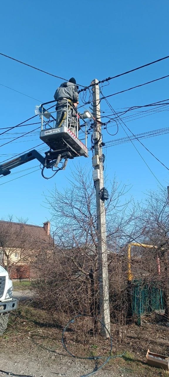 В Мариуполе коммунальщики оперативно убрали упавшее дерево с проезжей части В Мариуполе коммунальщики оперативно убрали упавшее дерево с проезжей части