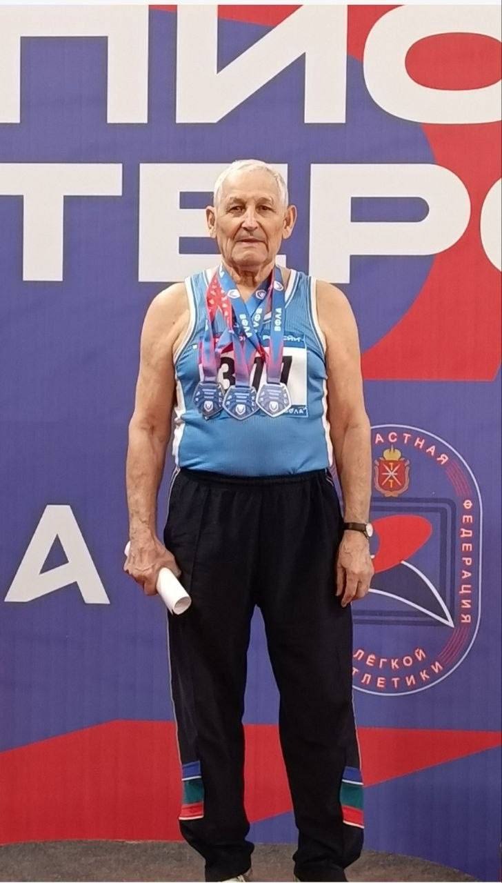 Одно золото, два серебра: 81-летний атлет из Мариуполя принял участие в чемпионате по легкой атлетике