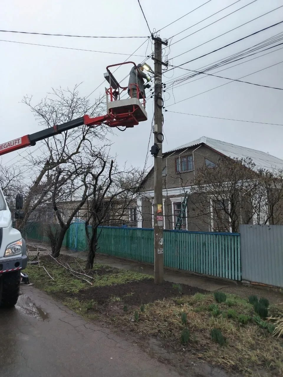 На улицах Мариуполя энергетики провели ревизию светильников На улицах Мариуполя энергетики провели ревизию светильников