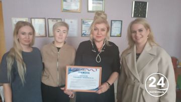 Представители регионального отделения партии «Единая Россия» вручили грамоту коллективу телеканала «Мариуполь 24» за значительный вклад в развитие средств массовой информации и в связи с Днем российской печати