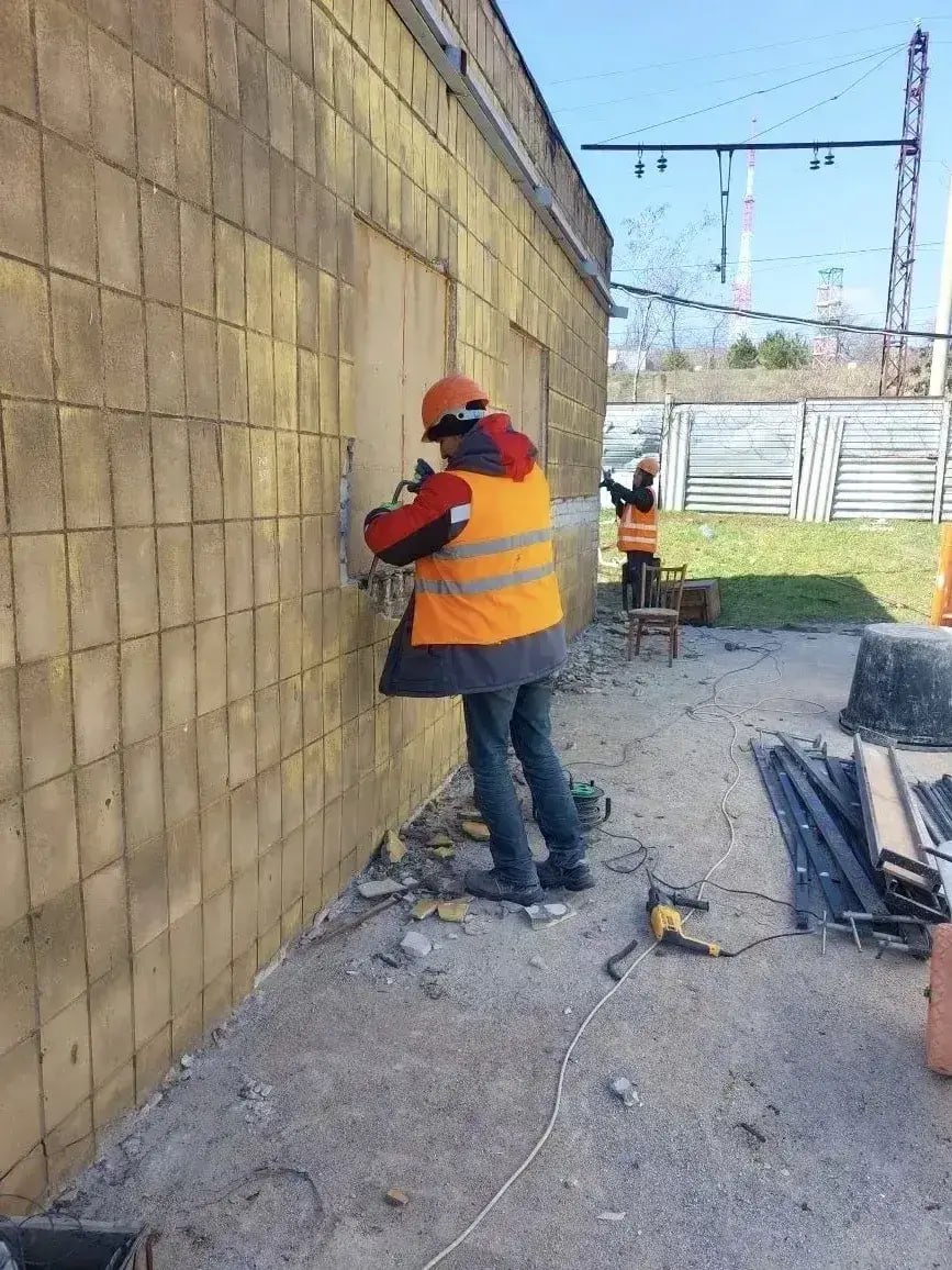 Петербургские строители приступили к восстановлению зданий ГИМС в Мариуполе Петербургские строители приступили к восстановлению зданий ГИМС в Мариуполе