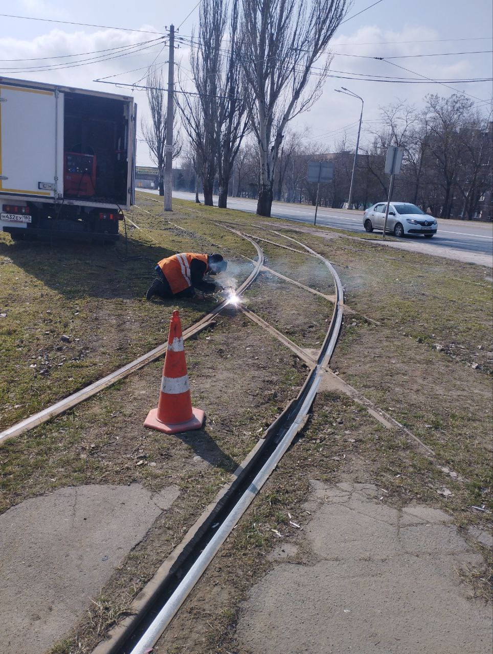 Мариупольтранс: Сотрудники службы по обслуживанию и ремонту пути ГУП ДНР «МАРИУПОЛЬТРАНС» ежедневно производят ремонт трамвайного пути, а также выполнили ремонт и регулировку на кривых участках для обеспечения бесперебойного... Мариупольтранс: Сотрудники службы по обслуживанию и ремонту пути ГУП ДНР «МАРИУПОЛЬТРАНС» ежедневно производят ремонт трамвайного пути, а также выполнили ремонт и регулировку на кривых участках для обеспечения бесперебойного...